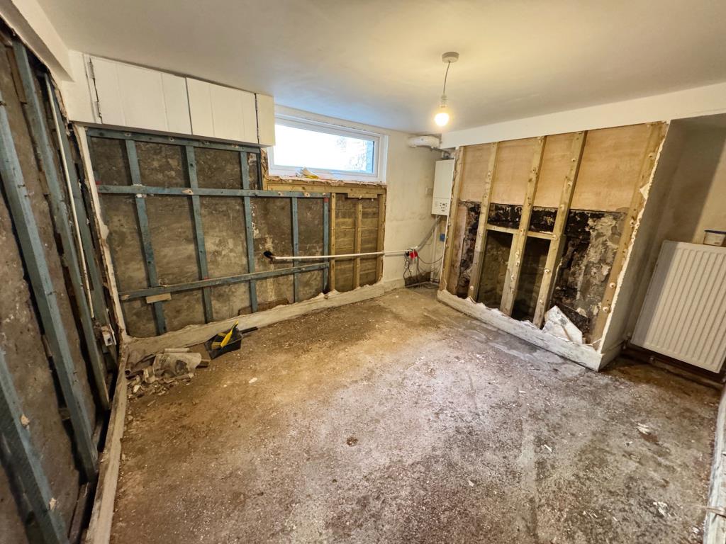 Lot: 120 - FOUR STOREY HOUSE FOR IMPROVEMENT - Lower ground floor room 2